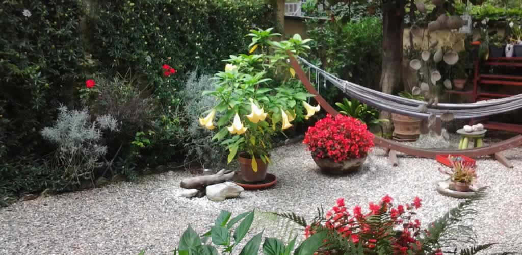 Giardino fiorito con amaca