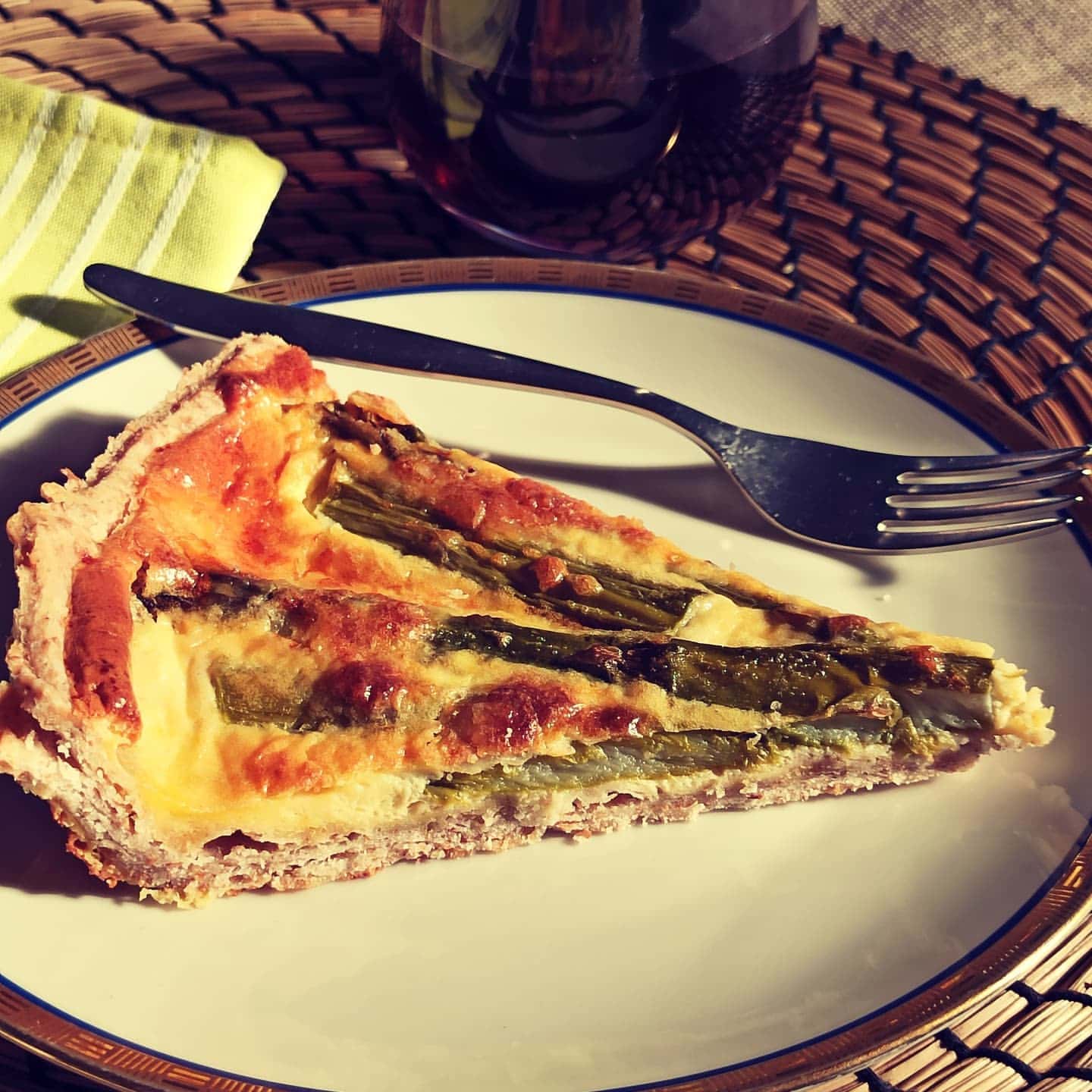 Crostata con asparagi e caprino