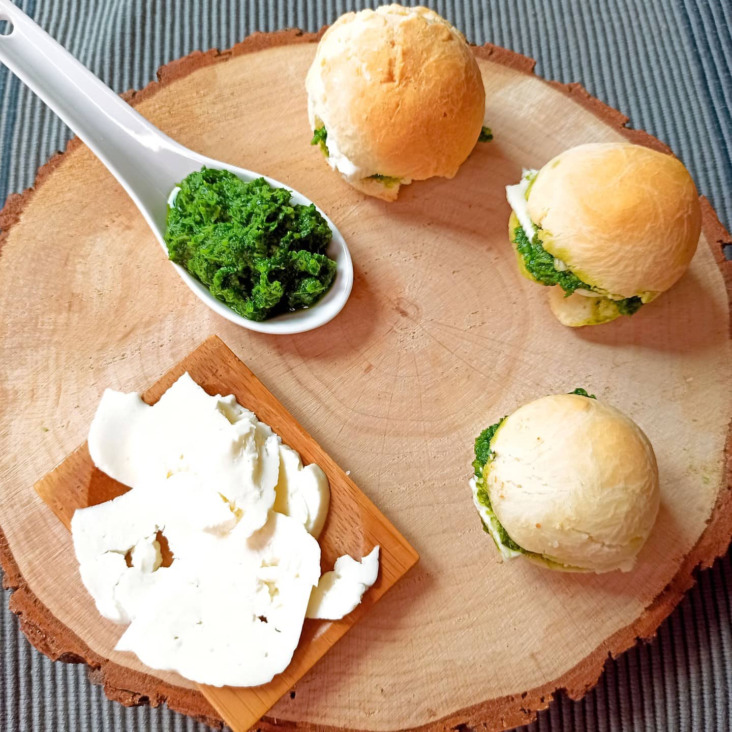 Pão de queijo con robiola e pesto di rucola