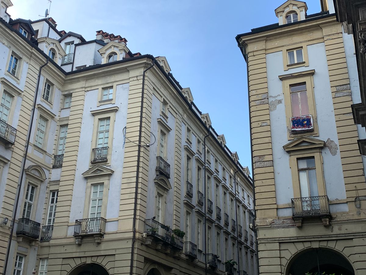 Baci rubati, il palazzo del piercing a Torino