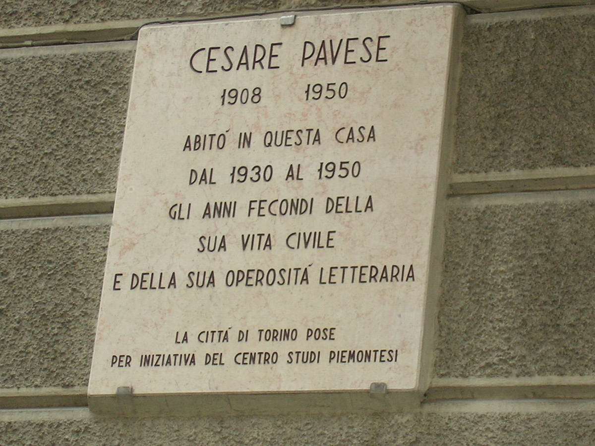 Cesare Pavese - targa della sua casa a Torino
