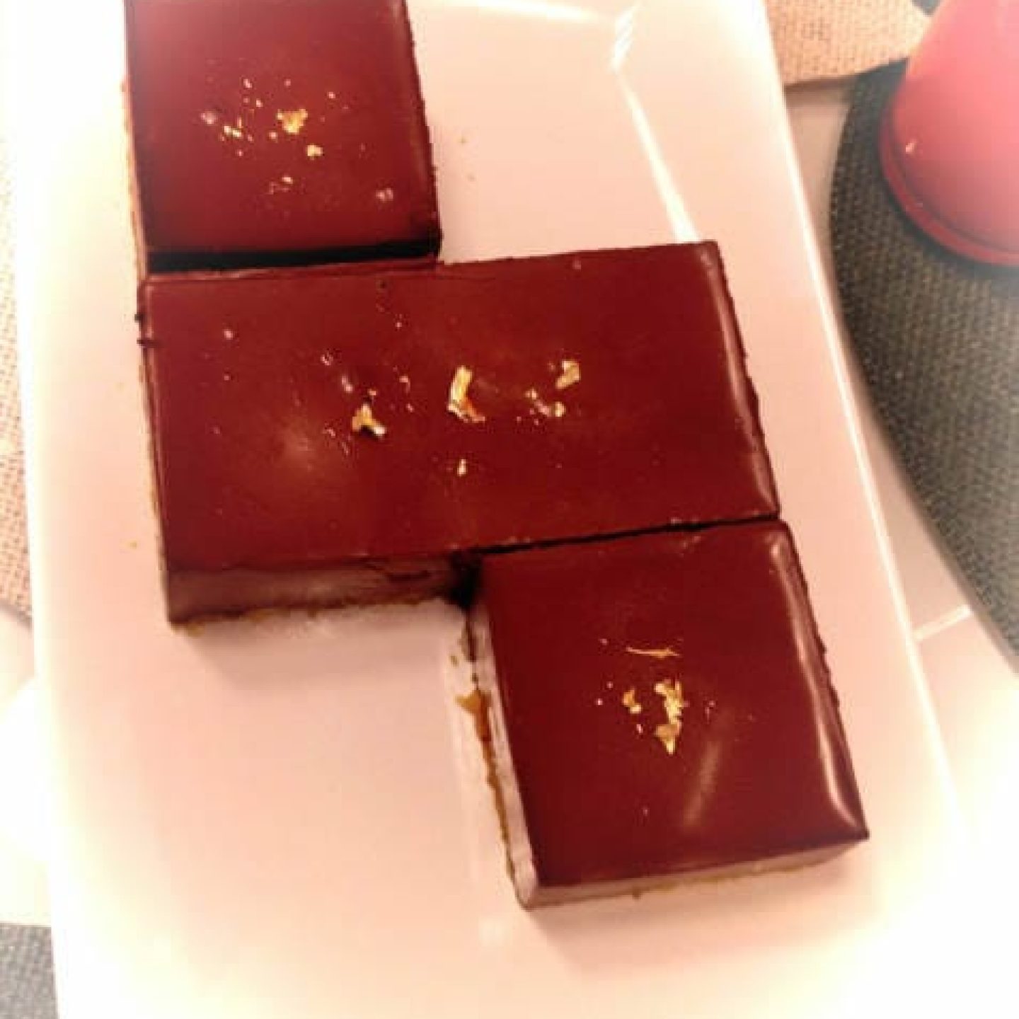 Tortino di cioccolato con mele allo zafferano